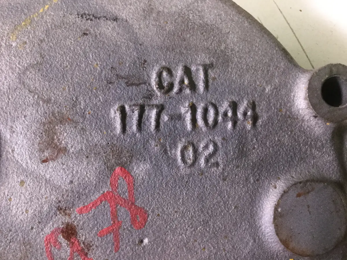 CATERPILLAR CAT C7 TAPA DE BOMBA DE AGUA 1771044 USADA - Imagen 2